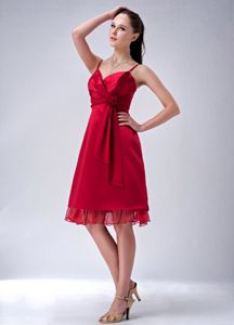 Luxurious Red Knee-length Bridesmaid Damas Dress with Straps and Flower
