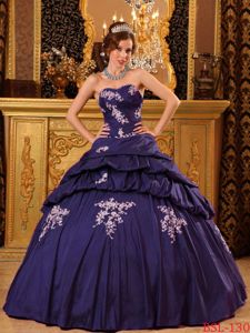 Luxurious Dark Purple Sweetheart Appliqued Quinceanera Dresses in Auburn